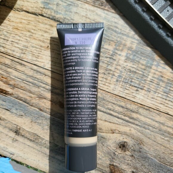 Ivory W 150 Matte 3D Foundation - Combo to Oily Skin - Timewise Mary Kay - Picture 3 of 5